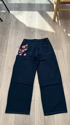 Swag mørkeblå jeans spodnie med rosa blomsterdetaljer og loose fit – streetwear vibe 🔥