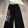 Swag sorte jeans spodnie med broderet tiger og blomster – streetwear vibe 🔥