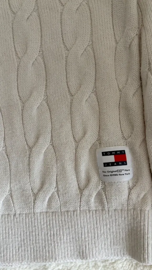 Tommy Jeans Sweter Krykietowy | Old Money Vibe | Splot Warkoczowy | Rozmiar L