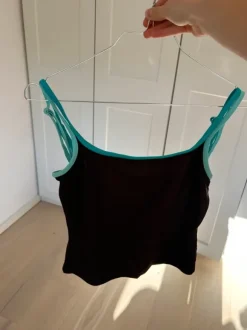 Top med blå stropper