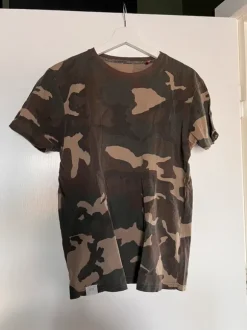 T-shirt med camuflage