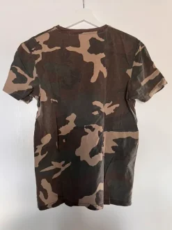 T-shirt med camuflage