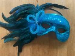 Turkos teatermask med fjädrar