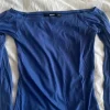 Två off shoulder tröjor