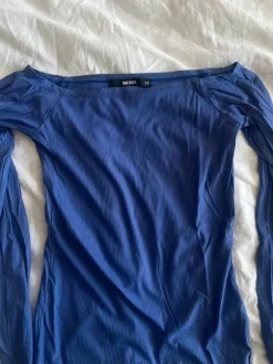 Två off shoulder tröjor