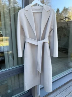 Ull och cashmere kappa från The Curated
