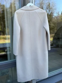 Ull och cashmere kappa från The Curated