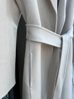 Ull och cashmere kappa från The Curated