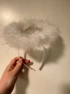 Utklädning, ängelvingar och gloria på diadem