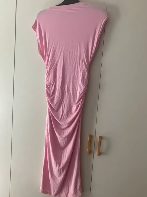 Vacker rosa maxi klänning