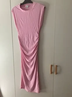 Vacker rosa maxi klänning