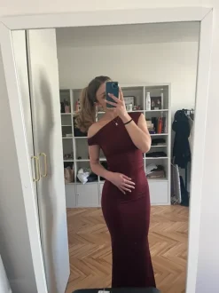 Viral sukienka o kroju rybki burgundowa