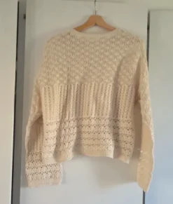 Virkat set - tröja och fodrad kjol i cremevit/beige