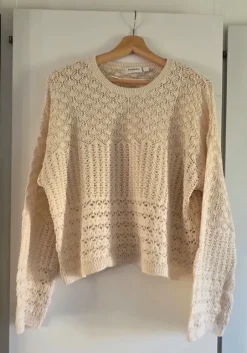 Virkat set - tröja och fodrad kjol i cremevit/beige