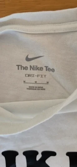 Vit Nike Moving Co. t-shirt