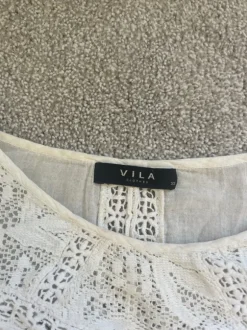 Vit sommarblus från VILA