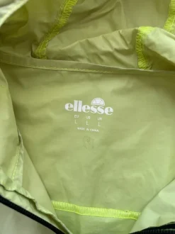 Świetna wiatrówka ellesse