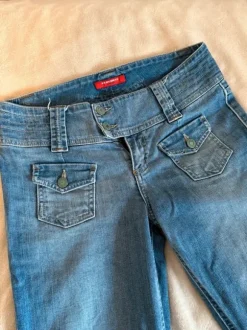 Y2k Low waisted bootcut/straight jeans with buttons