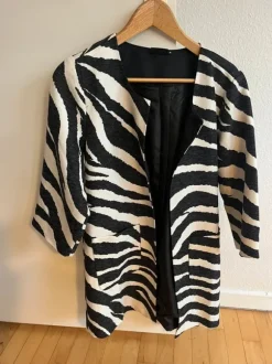 Zebrastribet jakke